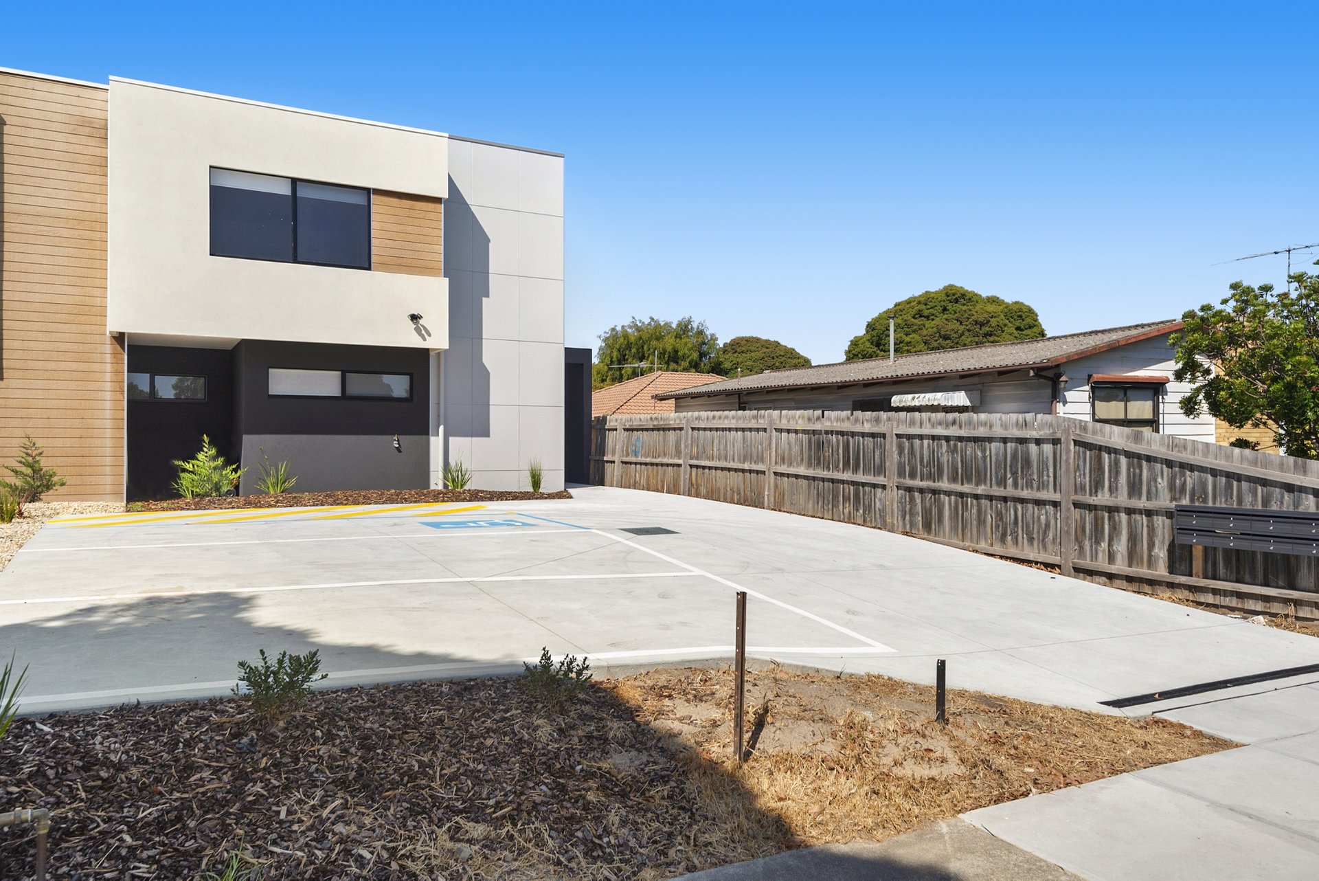 2 / 10 Government Road FRANKSTON