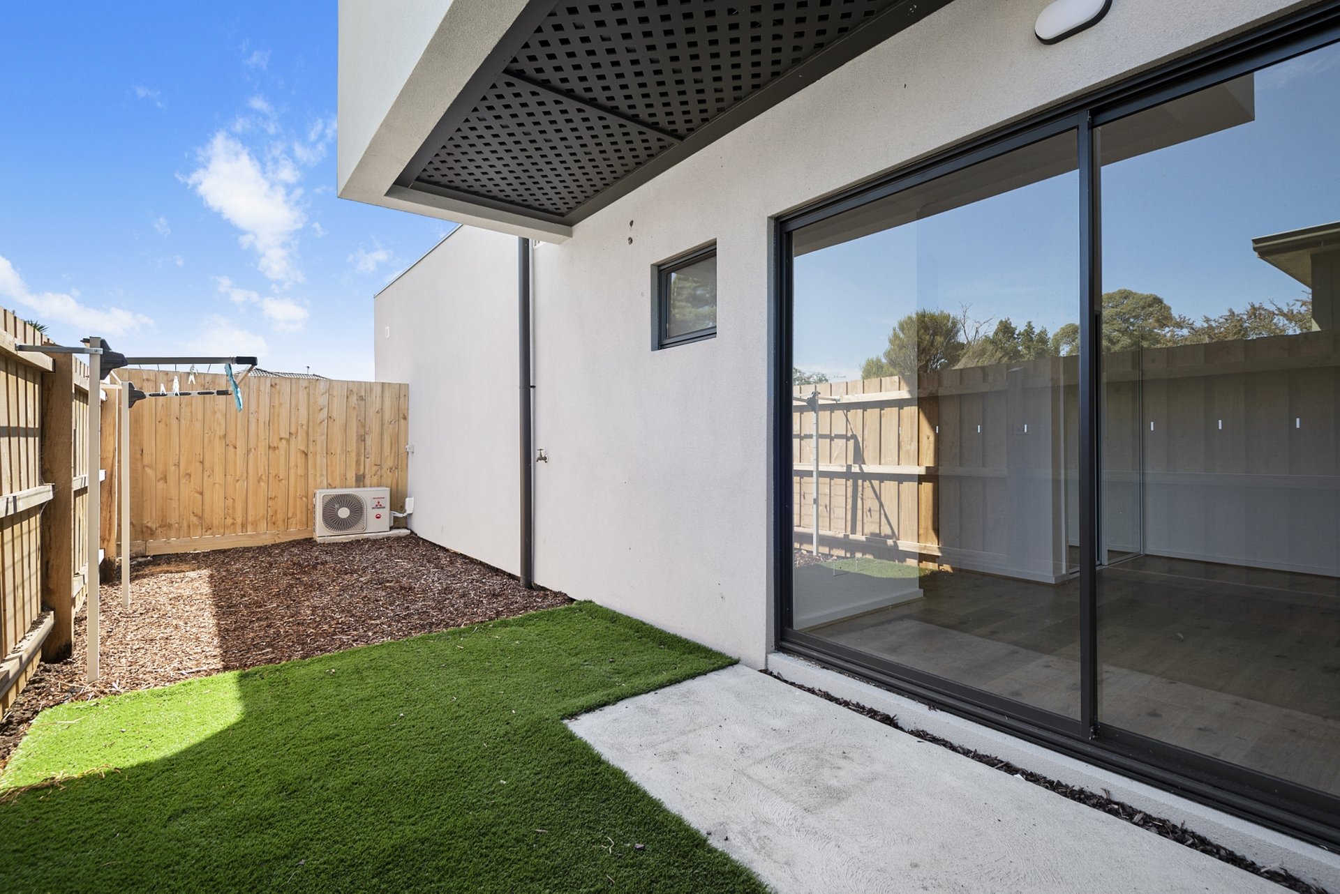 Room 4 / 23 Blackwood Parade HEIDELBERG WEST