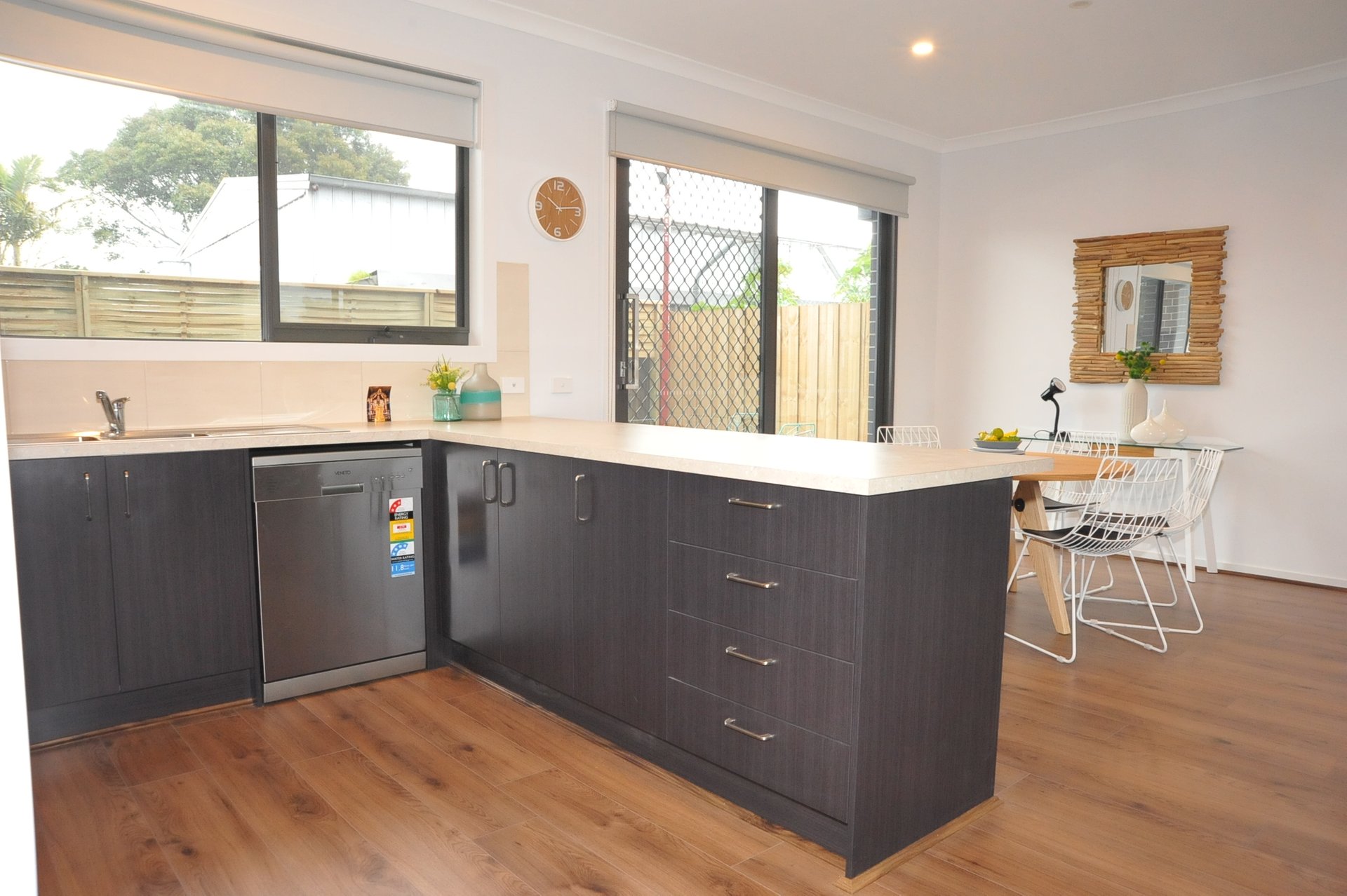Room 5 / 2/11 Franklin Court FRANKSTON