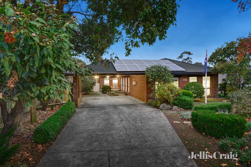12 Autumn Grove, Mooroolbark, VIC 3138 House for Sale