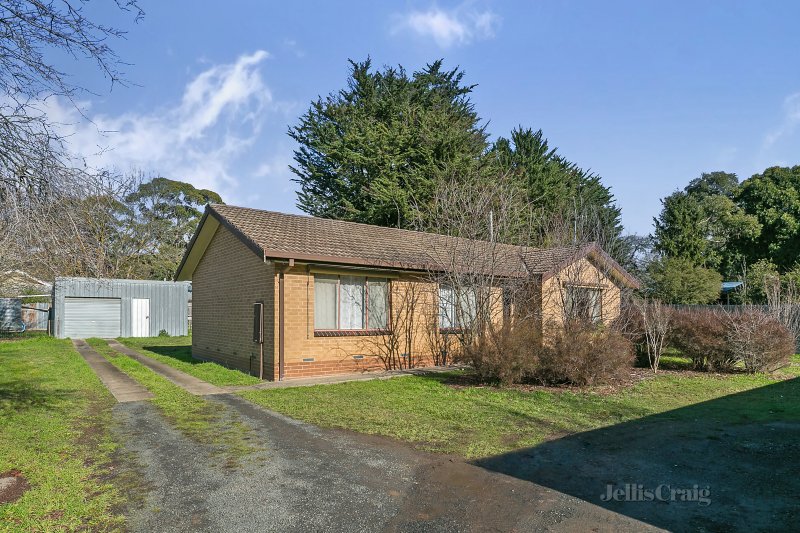 1/6 Corinella Road, Woodend, VIC 3442 House for Sale