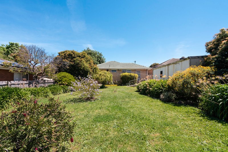 18 Amdura Road, Doncaster East