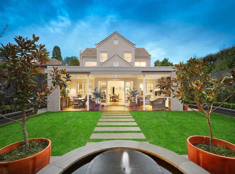 2 Crossakiel Court