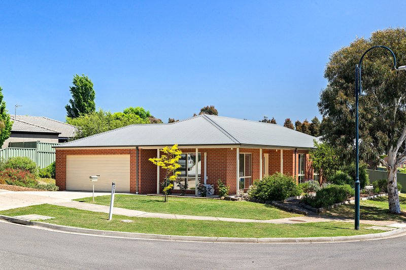 2 Lowry Crescent, Miners Rest, VIC 3352 House for Sale