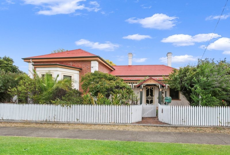 2 Service Street, Bairnsdale 6 bed, 3 bath… Bill Wyndham & Co.