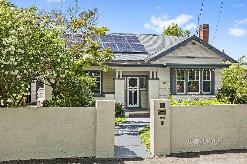 215 Drummond Street South