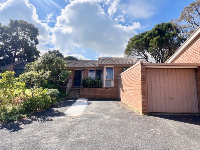 2/4 County Close Wheelers Hill - Image 1