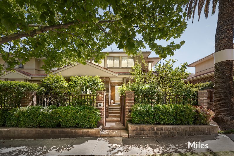 2/57 Locksley Road, Ivanhoe 3 bed, 2 bath Townhouse for Sale