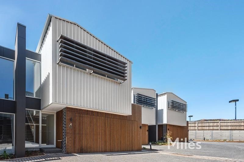 4/390 Upper Heidelberg Road, Ivanhoe 3 bed, 2 bath House for Lease