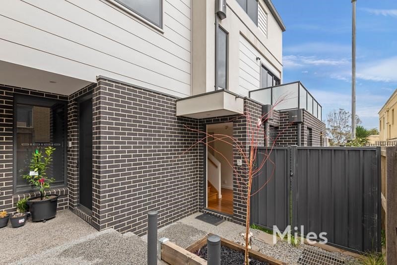 5/5 Flower Street, Essendon 3 bed, 2 bath Townhouse for Lease