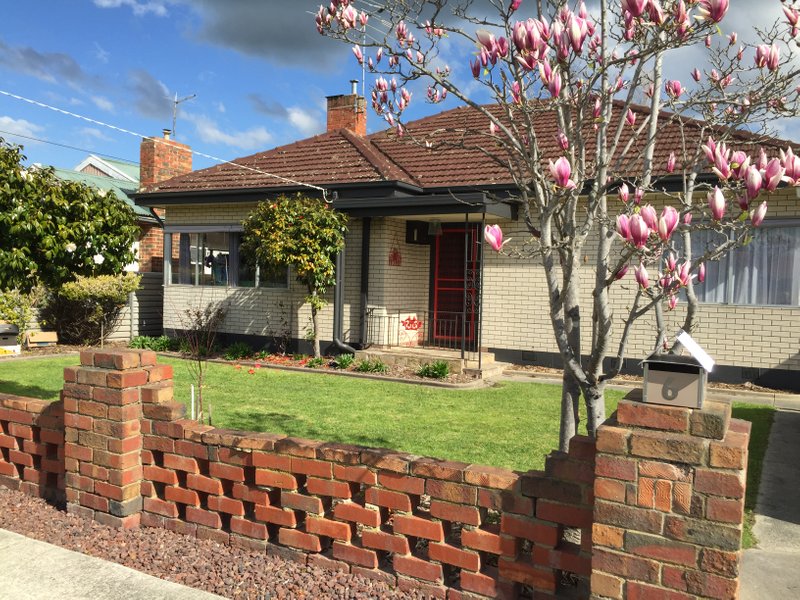 **UNDER APPLICATION** QUANIT 3 BEDROOM HOME IN THE HEART OF PAKENHAM