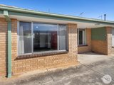 1/2 Evelyn Street, WENDOUREE VIC 3355