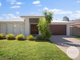 5 Breasley Crescent, BOOROOMA NSW 2650
