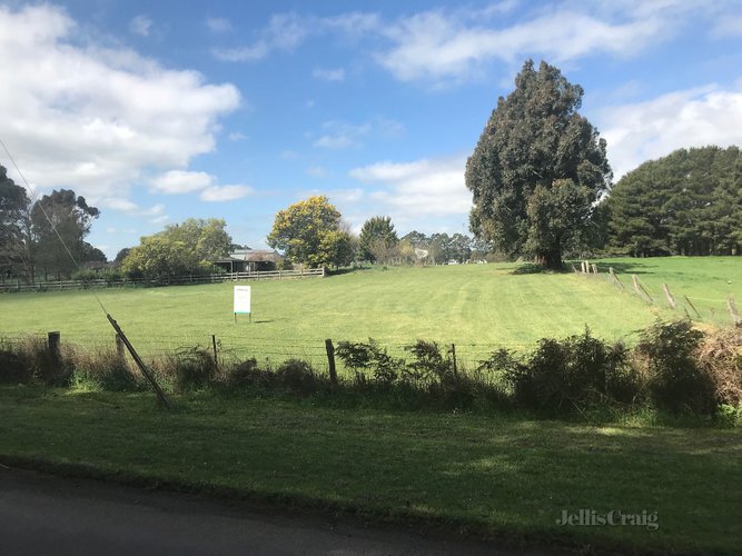 10 Falls Road Trentham 3458