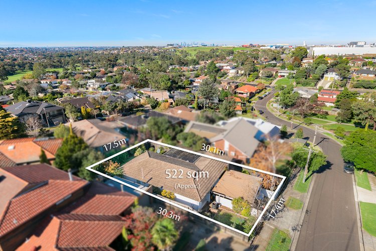 10 Glenscott Crescent Strathmore Heights 3041