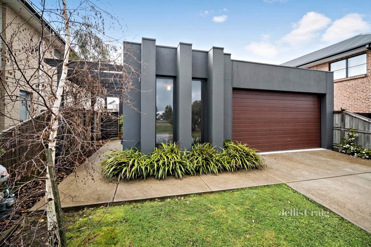 10c Sparkling Close Alfredton 3350