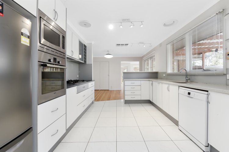 11 Burlington Crescent Wantirna 3152