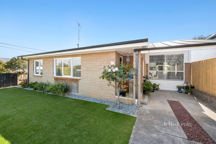11 Laira Street Geelong West 3218