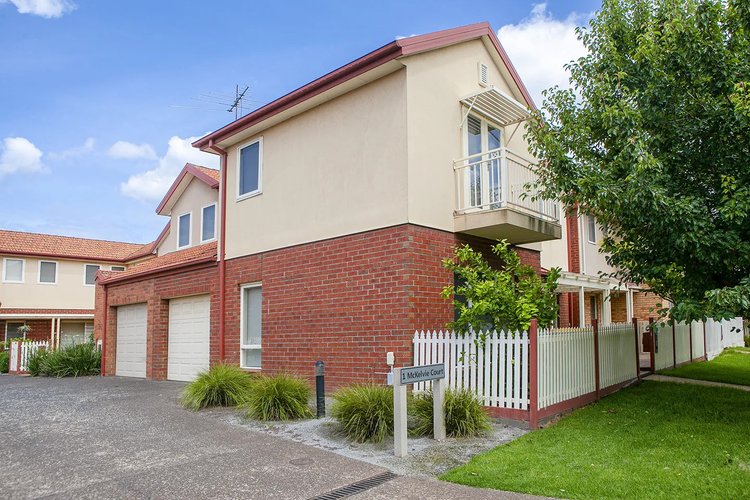 1/1 McKelvie Court Glen Waverley 3150