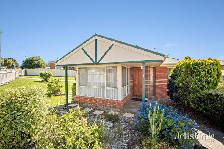 1 106 Whitehorse Road  Mount Clear 3350