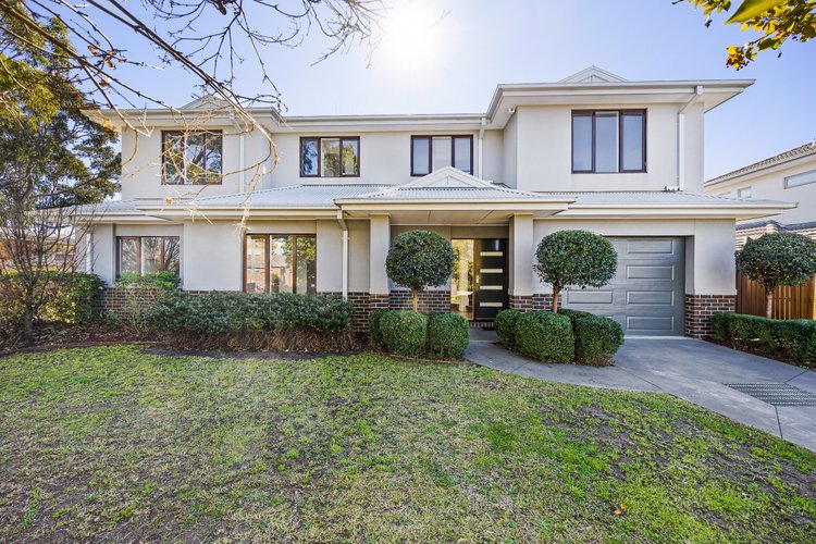 1/12 Newbigin Street Burwood 3125