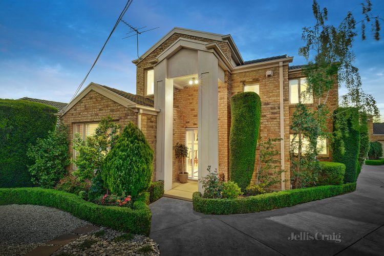 1/2 Altona Court Doncaster East 3109