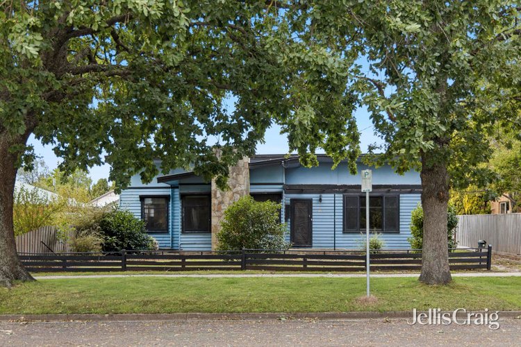 12 Collier Street Woodend 3442
