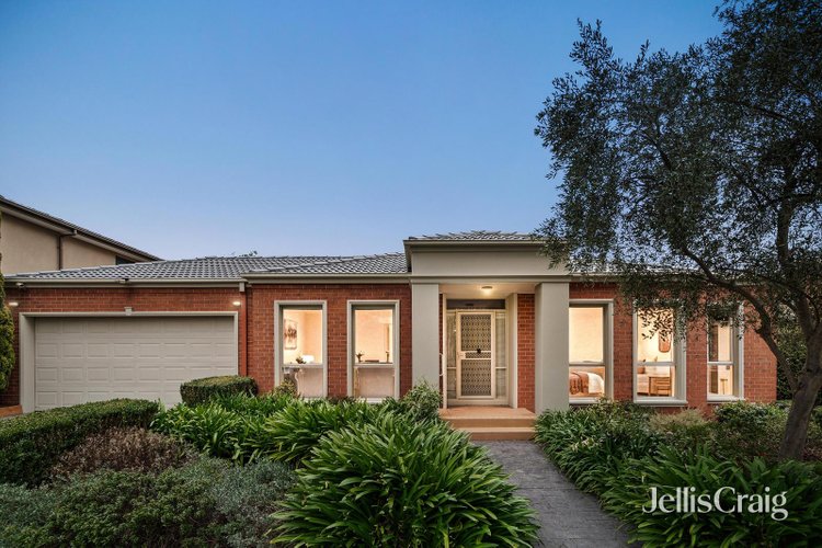 1 2 Pine Way Doncaster East 3109