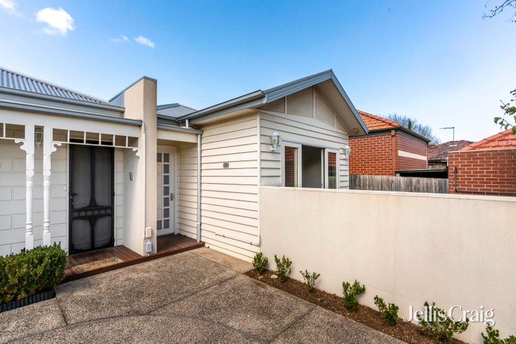 1 22A Violet Street Essendon 3040