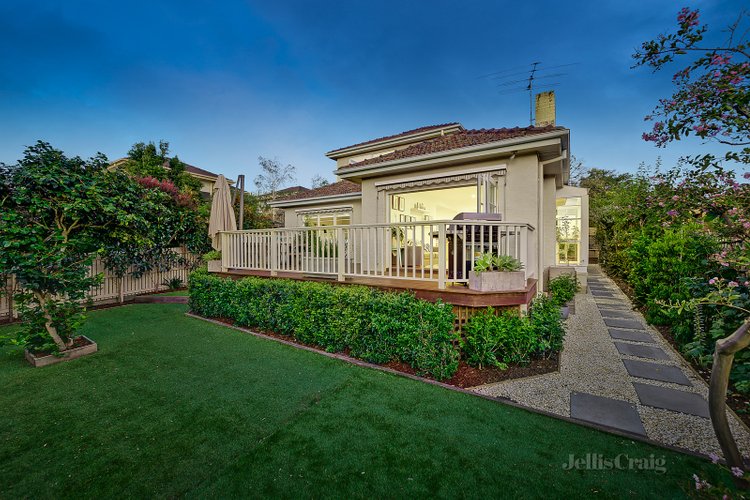 1/24 Edwards Street Burwood 3125