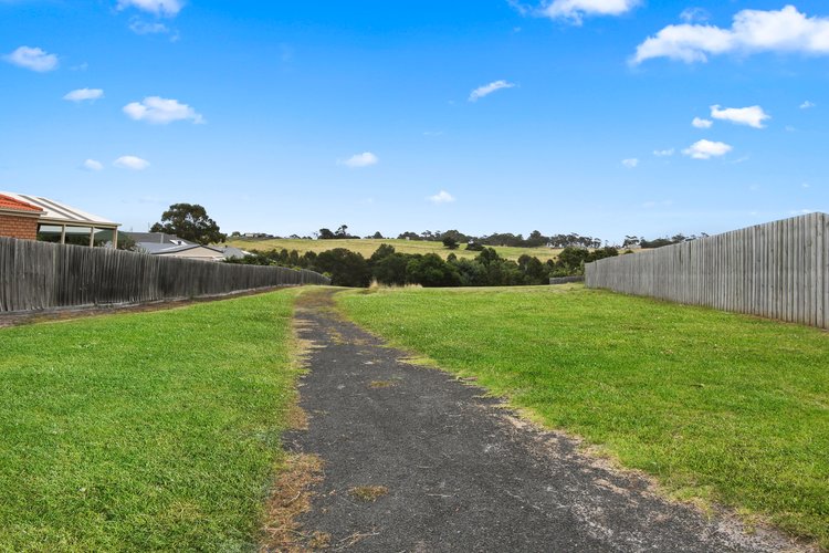 13 Westbury Way, Lakes Entrance