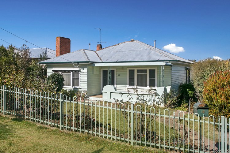 15 Douglas Crescent Castlemaine 3450