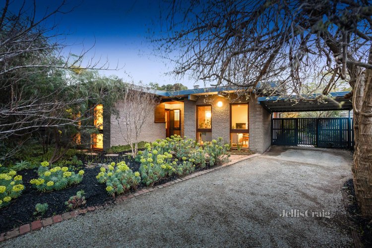 15 Long Beach Crescent Mount Waverley 3149