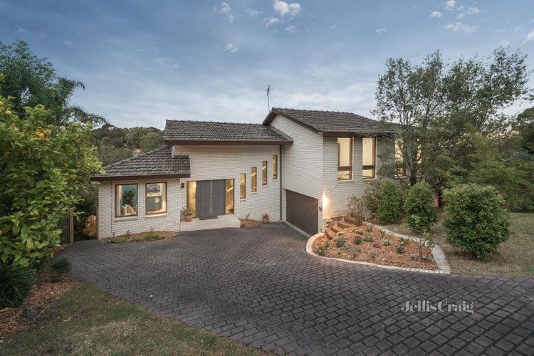 15 Manatunga Circuit Greensborough 3088