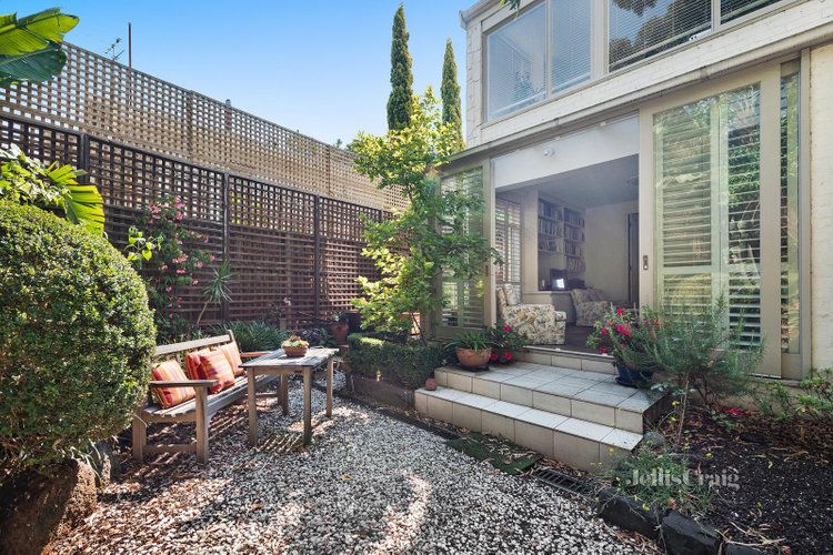 1 5 Selwyn Court Toorak 3142