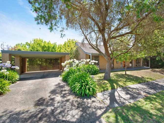 16 Akoonah Close Donvale 3111