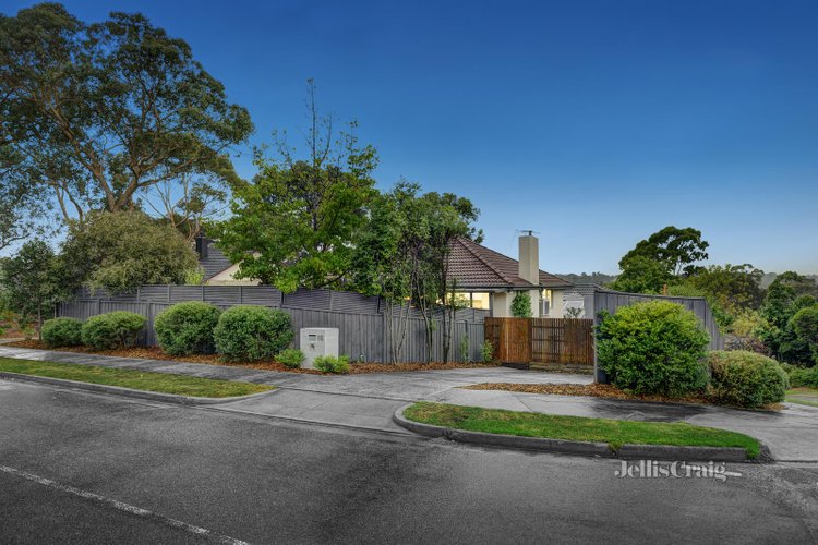 16 Bonnie Doone Street Briar Hill 3088