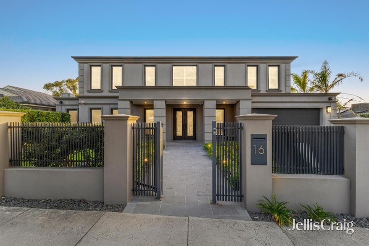 16 Earlwood Drive Wheelers Hill 3150