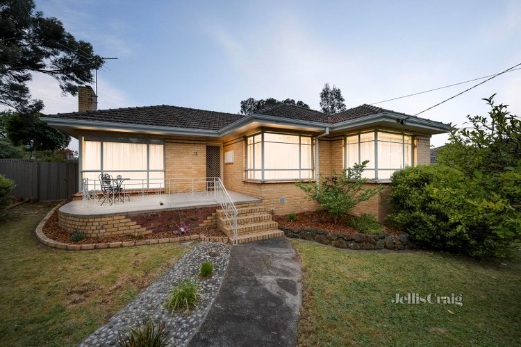 16 Essex Street Briar Hill 3088