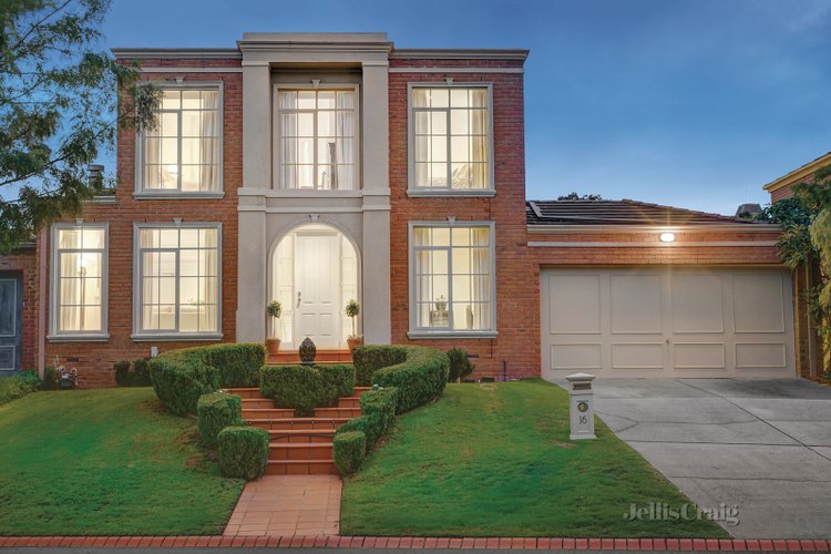 16 Hutchinson Drive Kew 3101