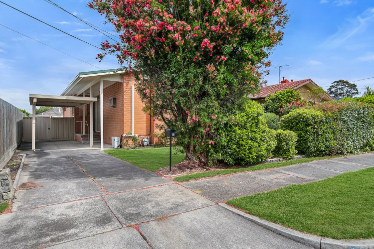 16 Robinlee Avenue Burwood East 3151