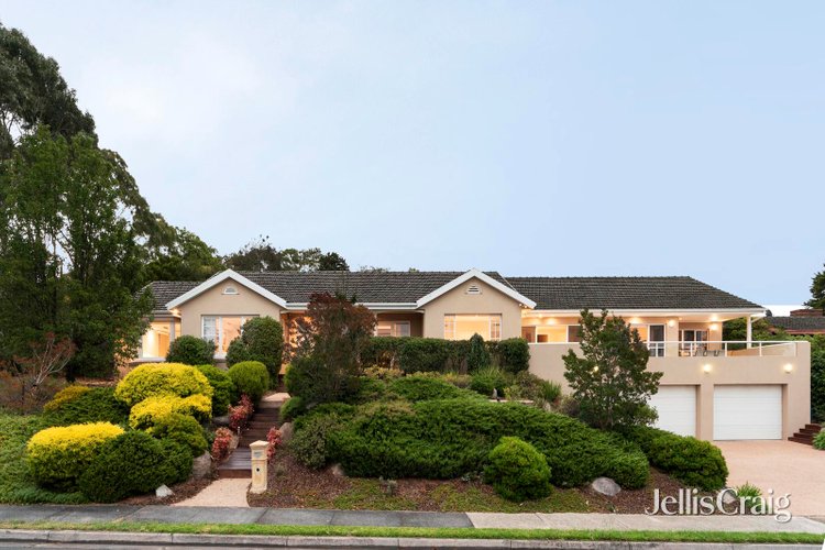 16 Stirling Crescent Glen Waverley 3150