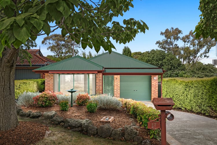 17 COMMERFORD Place Chirnside Park 3116