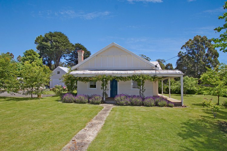 17 Falls Road Trentham 3458