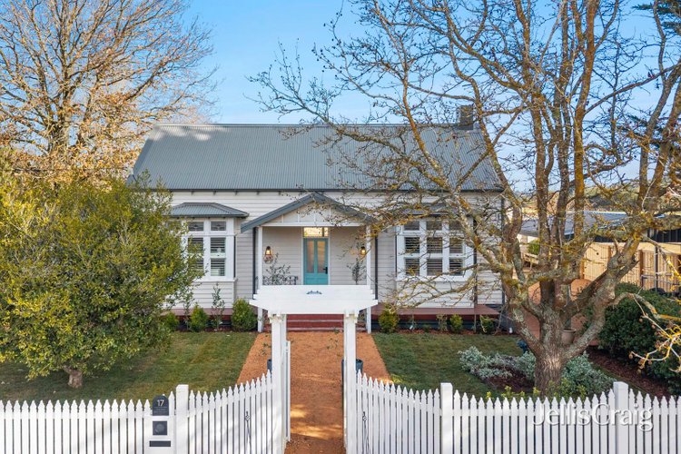 17 Jeffreys Street Woodend 3442