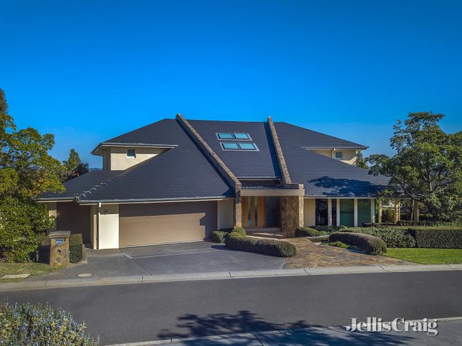 17 Saint John Circle  Chirnside Park 3116