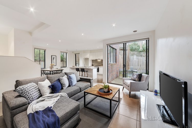 1/8 Boronia Grove Doncaster East 3109