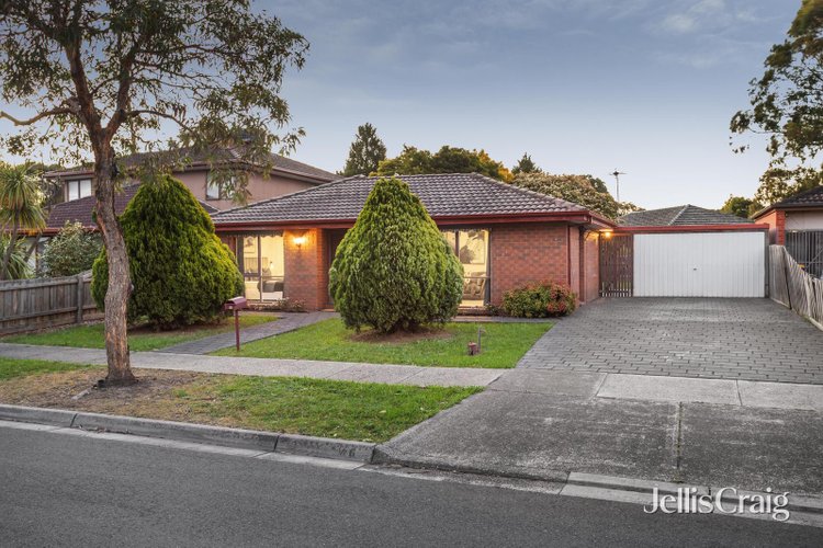 18 Chestnut Road Mill Park 3082