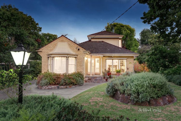 19 Carlyle Crescent Mont Albert 3127