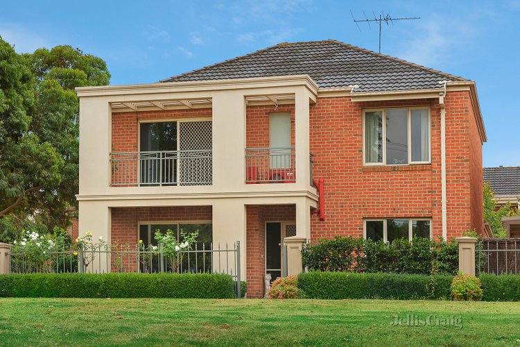 2 Maple Grove Mitcham 3132